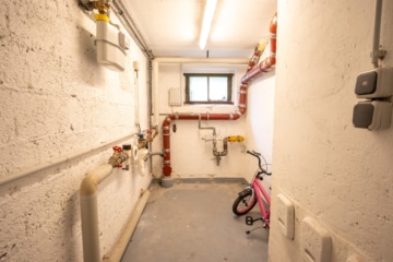 Vermietete 3-Zimmer-Eigentumswohnung im 1. Obergeschoss mit überdachtem Balkon! - Hausanschluss (638298)