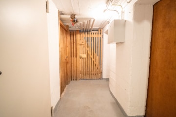 Vermietete 3-Zimmer-Eigentumswohnung im 1. Obergeschoss mit überdachtem Balkon! - Flur KG (638299)