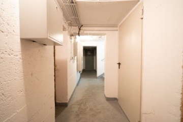 Vermietete 3-Zimmer-Eigentumswohnung im 1. Obergeschoss mit überdachtem Balkon! - Flur KG (638303)