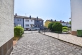 DIETZ: Schöne Doppelhaushälfte mit Garage und Garten im ruhigen Wohngebiet von Dieburg! - Einfahrt