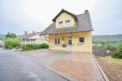 DIETZ: Gepflegte 4-Zimmer Maisonettewohnung mit 2 PKW Stellplätzen in Elsenfeld – Rück - Außenansicht (702091)