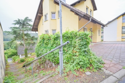 DIETZ: Gepflegte 4-Zimmer Maisonettewohnung mit 2 PKW Stellplätzen in Elsenfeld – Rück - Außenansicht (702090)
