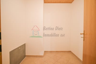DIETZ: Gepflegte 4-Zimmer Maisonettewohnung mit 2 PKW Stellplätzen in Elsenfeld – Rück - Ankleide / Abstellraum OG (702073)