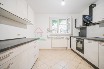 DIETZ: Gepflegte 4-Zimmer Maisonettewohnung mit 2 PKW Stellplätzen in Elsenfeld – Rück - Küche mit EBK EG (702060)