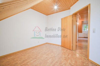 DIETZ: Gepflegte 4-Zimmer Maisonettewohnung mit 2 PKW Stellplätzen in Elsenfeld – Rück - Schlafzimmer 3 von 3 OG (702069)
