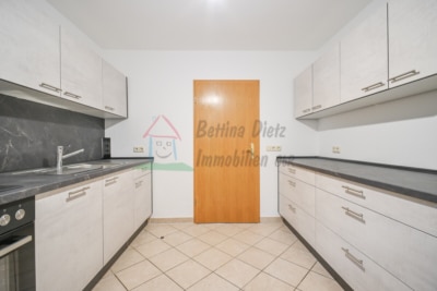 DIETZ: Gepflegte 4-Zimmer Maisonettewohnung mit 2 PKW Stellplätzen in Elsenfeld – Rück - Küche mit EBK EG (702061)