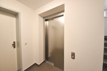 DIETZ: Moderne und helle 2-Zimmerwohnung im Obergeschoss mit zwei Balkonen und TG-Stellplatz! - Personenaufzug (664571)