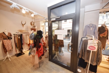 DIETZ: Ladengeschäft in der Steingasse – Der Zubringer zur Hauptfußgängerzone in Aschaffenburg! - Ladeneingang (607356)