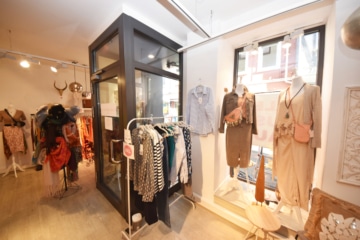 DIETZ: Ladengeschäft in der Steingasse – Der Zubringer zur Hauptfußgängerzone in Aschaffenburg! - Ladeneingang 2 Schaufenster (607355)