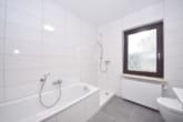 DIETZ: Modernisierte 3-4 Zimmer-Wohnung in ruhiger Lage im gepflegten Mehrfamilienhaus - modernes Tageslicht Badezimmer mit Wanne