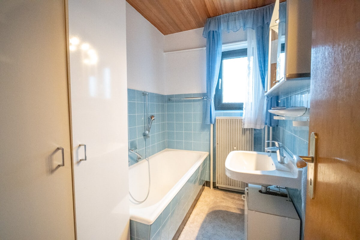 Tageslichtbadezimmer mit Wanne EG