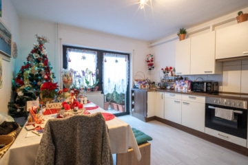 Großzügiges Zweifamilienhaus mit sonnigem Garten, Terrasse und Garage in idyllischer Feldrandlage - Wohn- und Esszimmer OG (655389)