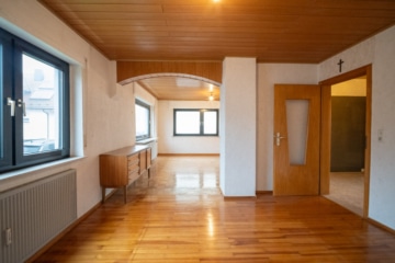 Großzügiges Zweifamilienhaus mit sonnigem Garten, Terrasse und Garage in idyllischer Feldrandlage - Wohnzimmer EG (655373)