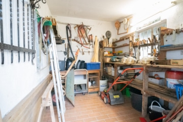 Großzügiges Zweifamilienhaus mit sonnigem Garten, Terrasse und Garage in idyllischer Feldrandlage - Abstellraum (655421)