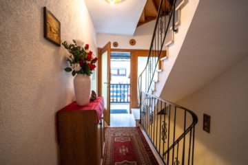 Großzügiges Zweifamilienhaus mit sonnigem Garten, Terrasse und Garage in idyllischer Feldrandlage - Diele EG (655385)