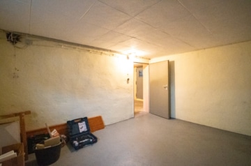 Großzügiges Zweifamilienhaus mit sonnigem Garten, Terrasse und Garage in idyllischer Feldrandlage - 1. Abstellraum KG (655405)