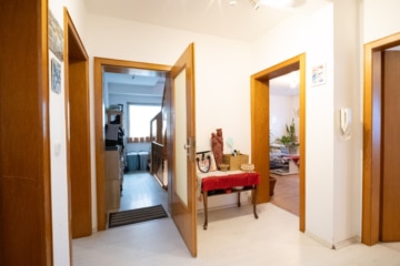 Großzügiges Zweifamilienhaus mit sonnigem Garten, Terrasse und Garage in idyllischer Feldrandlage - Flur OG (655395)