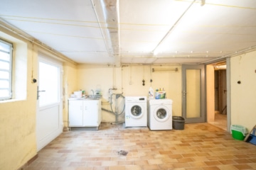 Großzügiges Zweifamilienhaus mit sonnigem Garten, Terrasse und Garage in idyllischer Feldrandlage - Waschküche KG (655409)