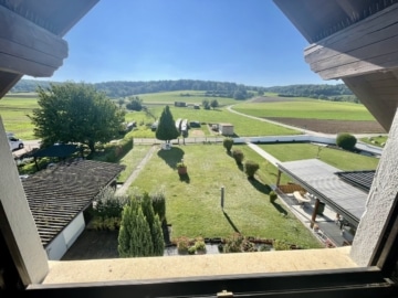 Großzügiges Zweifamilienhaus mit sonnigem Garten, Terrasse und Garage in idyllischer Feldrandlage - Blick ins Grüne (655369)