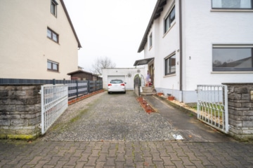 Großzügiges Zweifamilienhaus mit sonnigem Garten, Terrasse und Garage in idyllischer Feldrandlage - Einfahrt (655414)