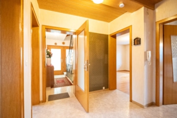 Großzügiges Zweifamilienhaus mit sonnigem Garten, Terrasse und Garage in idyllischer Feldrandlage - Flur EG (655384)