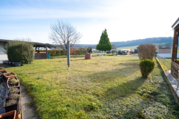 Großzügiges Zweifamilienhaus mit sonnigem Garten, Terrasse und Garage in idyllischer Feldrandlage - Großer Garten (655372)