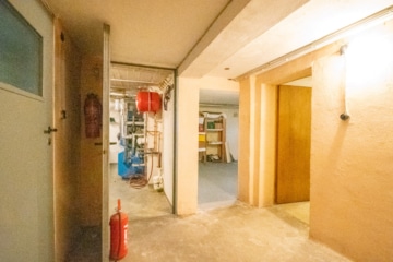 Großzügiges Zweifamilienhaus mit sonnigem Garten, Terrasse und Garage in idyllischer Feldrandlage - Flur KG (655412)