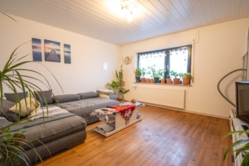 Großzügiges Zweifamilienhaus mit sonnigem Garten, Terrasse und Garage in idyllischer Feldrandlage - Wohnzimmer OG (655387)