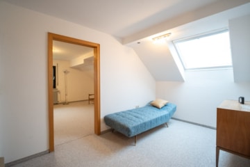 Großzügiges Zweifamilienhaus mit sonnigem Garten, Terrasse und Garage in idyllischer Feldrandlage - Durchgangszimmer OG (655402)