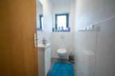 Gäste-WC OG - Großzügiges Zweifamilienhaus mit sonnigem Garten, Terrasse und Garage in idyllischer Feldrandlage