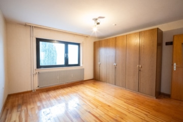 Großzügiges Zweifamilienhaus mit sonnigem Garten, Terrasse und Garage in idyllischer Feldrandlage - Schlafzimmer EG (655375)