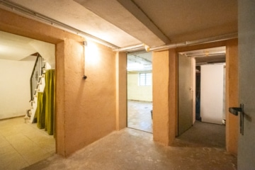 Großzügiges Zweifamilienhaus mit sonnigem Garten, Terrasse und Garage in idyllischer Feldrandlage - Flur KG (655411)