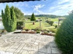 Terrasse mit Blick in den Garten - Großzügiges Zweifamilienhaus mit sonnigem Garten, Terrasse und Garage in idyllischer Feldrandlage
