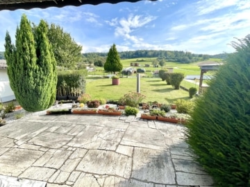 Großzügiges Zweifamilienhaus mit sonnigem Garten, Terrasse und Garage in idyllischer Feldrandlage - Terrasse mit Blick in den Garten (655371)