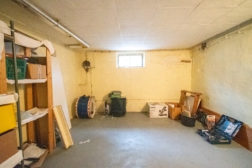 Großzügiges Zweifamilienhaus mit sonnigem Garten, Terrasse und Garage in idyllischer Feldrandlage - 1. Abstellraum KG (655404)