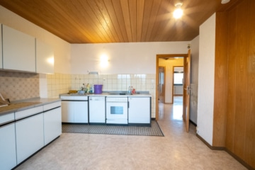 Großzügiges Zweifamilienhaus mit sonnigem Garten, Terrasse und Garage in idyllischer Feldrandlage - Küche EG (655379)