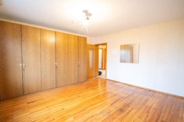 Großzügiges Zweifamilienhaus mit sonnigem Garten, Terrasse und Garage in idyllischer Feldrandlage - Schlafzimmer EG (655376)