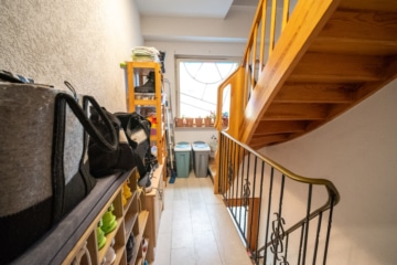 Großzügiges Zweifamilienhaus mit sonnigem Garten, Terrasse und Garage in idyllischer Feldrandlage - Flur OG (655397)