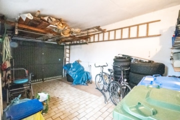 Großzügiges Zweifamilienhaus mit sonnigem Garten, Terrasse und Garage in idyllischer Feldrandlage - Garage (655422)