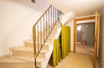 Großzügiges Zweifamilienhaus mit sonnigem Garten, Terrasse und Garage in idyllischer Feldrandlage - Flur KG (655413)