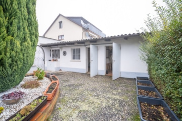 Großzügiges Zweifamilienhaus mit sonnigem Garten, Terrasse und Garage in idyllischer Feldrandlage - Außenbereich (655416)