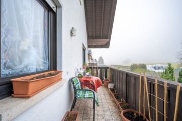 Großzügiges Zweifamilienhaus mit sonnigem Garten, Terrasse und Garage in idyllischer Feldrandlage - Balkon OG (655392)