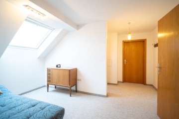 Großzügiges Zweifamilienhaus mit sonnigem Garten, Terrasse und Garage in idyllischer Feldrandlage - Durchgangszimmer OG (655401)