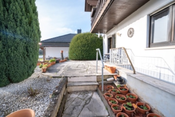 Großzügiges Zweifamilienhaus mit sonnigem Garten, Terrasse und Garage in idyllischer Feldrandlage - Terrasse (655424)