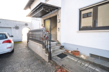 Großzügiges Zweifamilienhaus mit sonnigem Garten, Terrasse und Garage in idyllischer Feldrandlage - Eingangsbereich (655415)