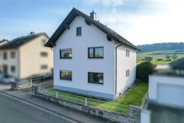 Großzügiges Zweifamilienhaus mit sonnigem Garten, Terrasse und Garage in idyllischer Feldrandlage - Außenansicht (655426)