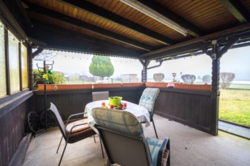 Großzügiges Zweifamilienhaus mit sonnigem Garten, Terrasse und Garage in idyllischer Feldrandlage - Freisitz (655417)