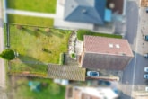Draufsicht - Großzügiges Zweifamilienhaus mit sonnigem Garten, Terrasse und Garage in idyllischer Feldrandlage