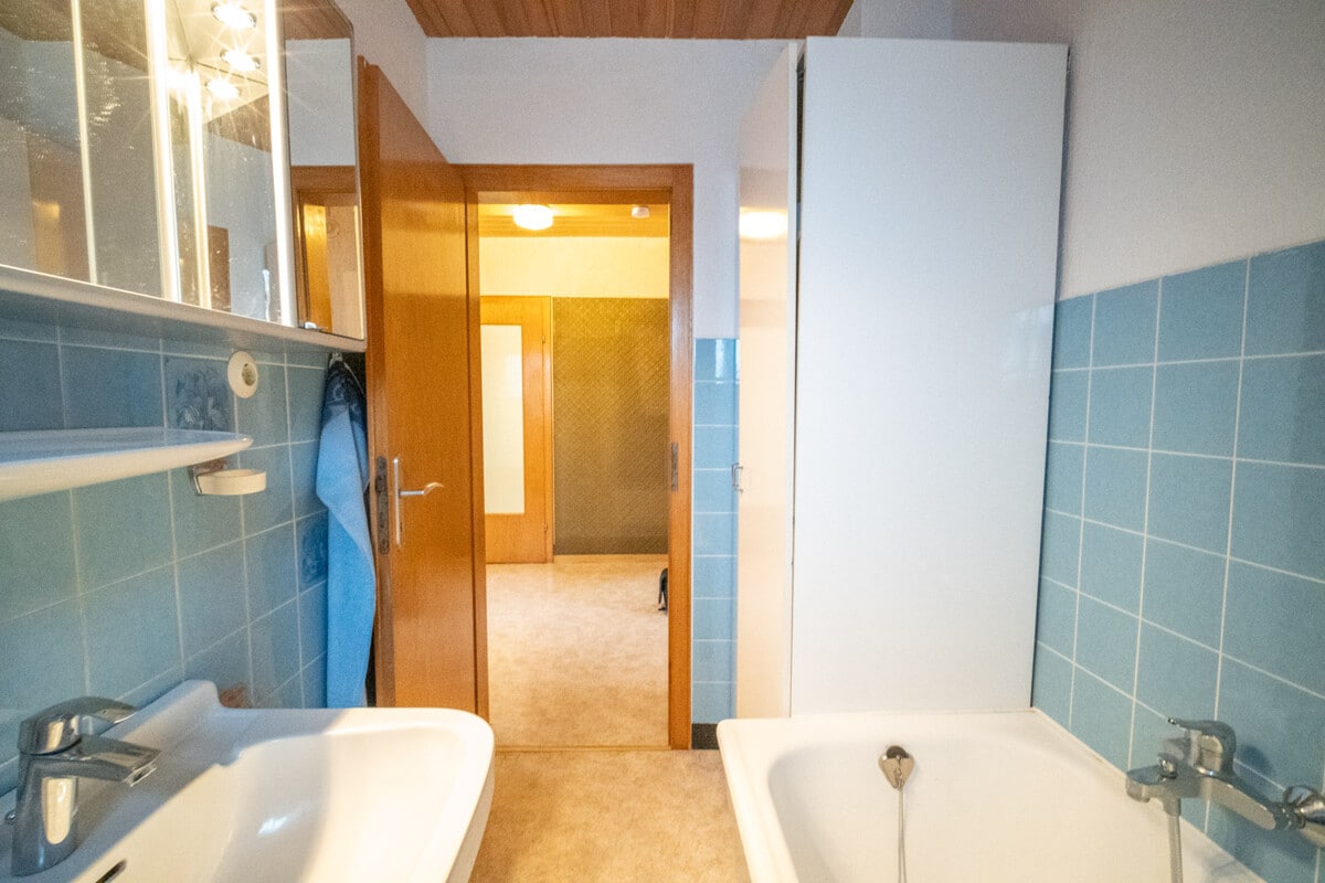 Tageslichtbadezimmer mit Wanne EG