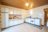 Küche EG - Großzügiges Zweifamilienhaus mit sonnigem Garten, Terrasse und Garage in idyllischer Feldrandlage